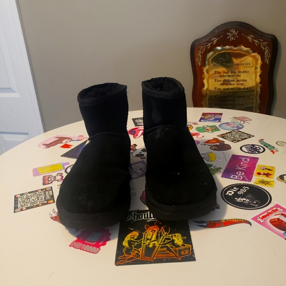 UGG Boots - Picture 1 of 5